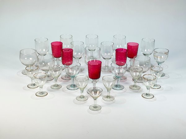 Veintiocho Copas de Vidrio Rubí y Hialinas para Vino y Licor - imagen 1