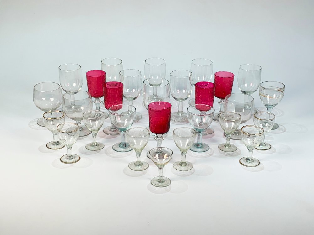 Veintiocho Copas de Vidrio Rubí y Hialinas para Vino y Licor
