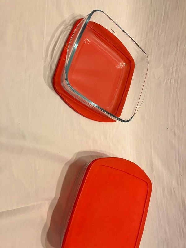Lote - de dos recipientes de vidrio como para horno