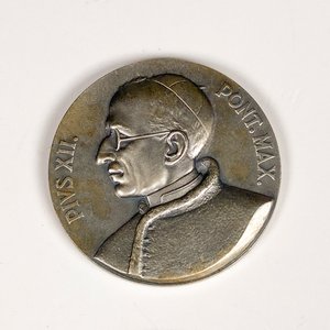 Dos Medallas Metálicas Congreso Eucarístico Internacional Río de Janeiro 1955 con Estuche - imagen 3