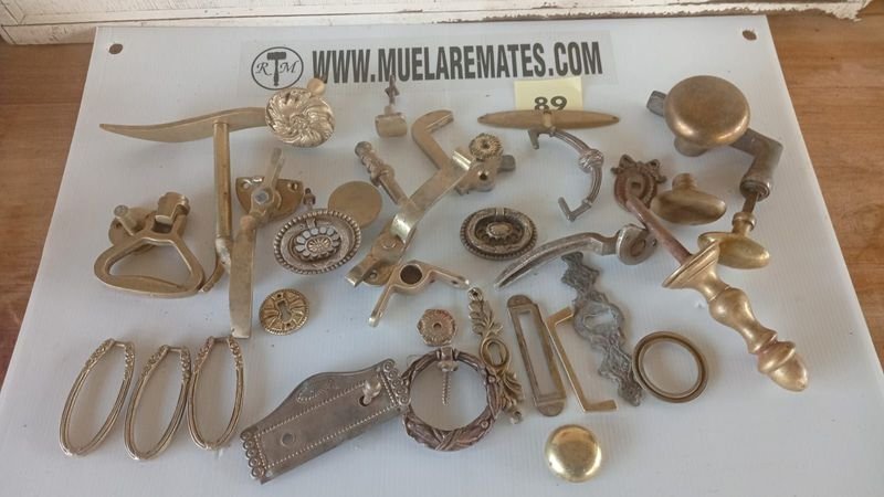 Herrajes antiguos en bronce para decoración y uso - imagen 4
