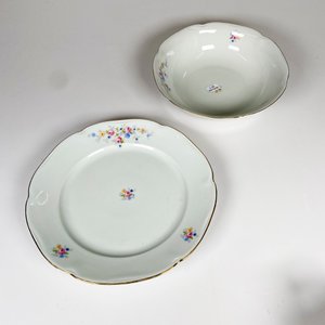 Dos Piezas de Porcelana Checa con Decoración Floral: Centro y Bandeja Redonda - imagen 2