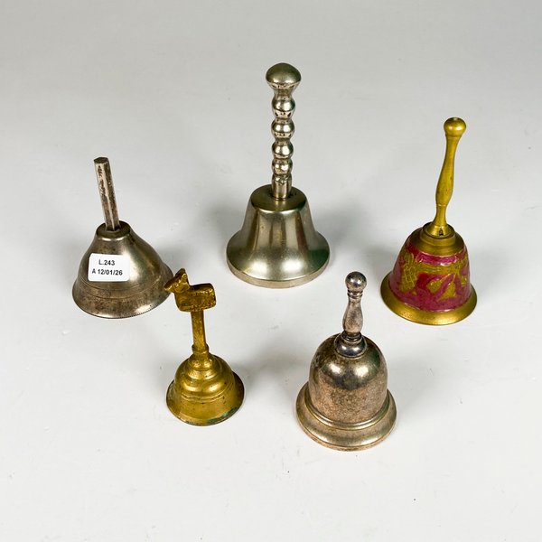 Lote anterior: Cinco campanillas de metal y bronce para decoración