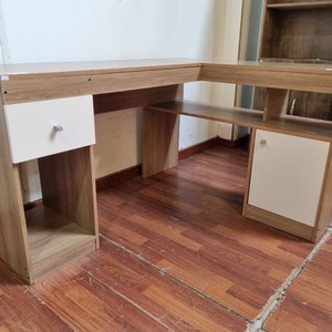 Escritorio Esquinero Moderno en Madera Clara y Oscura con Cajón y Puerta - imagen 4