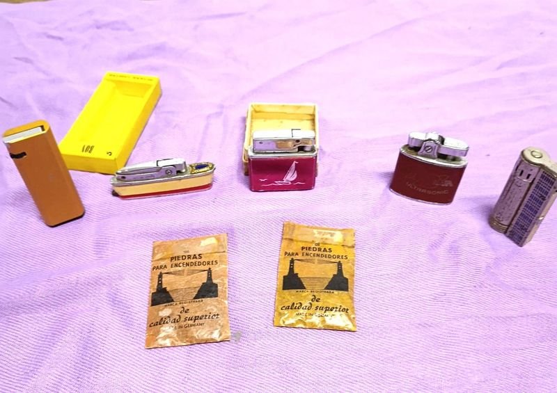 Lote de Encendedores Antiguos y Piedras para Encendedores