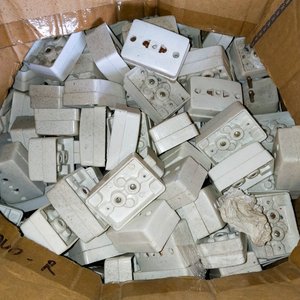 Caja con Tomas Eléctricos Blancos y Artículos Luminosos Varios - imagen 2