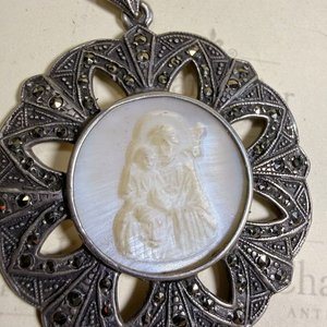 Dije Art Déco Nácar y Marquesitas con Figura Religiosa - imagen 5