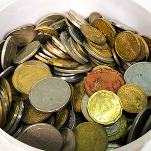Lote de Monedas Variadas y Billetes Uruguayos con Broche Temático - imagen 3