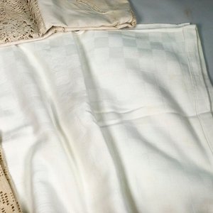 Tres Manteles Blancos de Hilo Calado con Detalles de Encaje - imagen 5