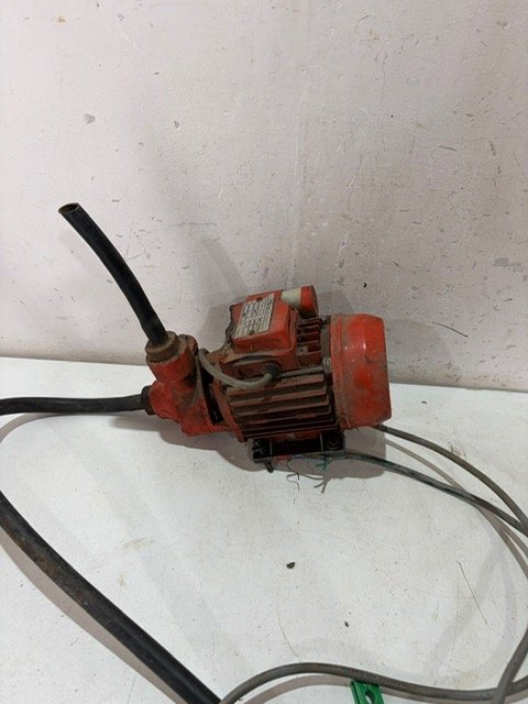 Bomba de Agua Eléctrica Roja Funcionando
