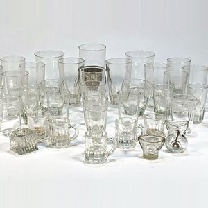 Lote de 32 Piezas de Vidrio Hialino: Vasos y Jarritas para Licor - imagen 1