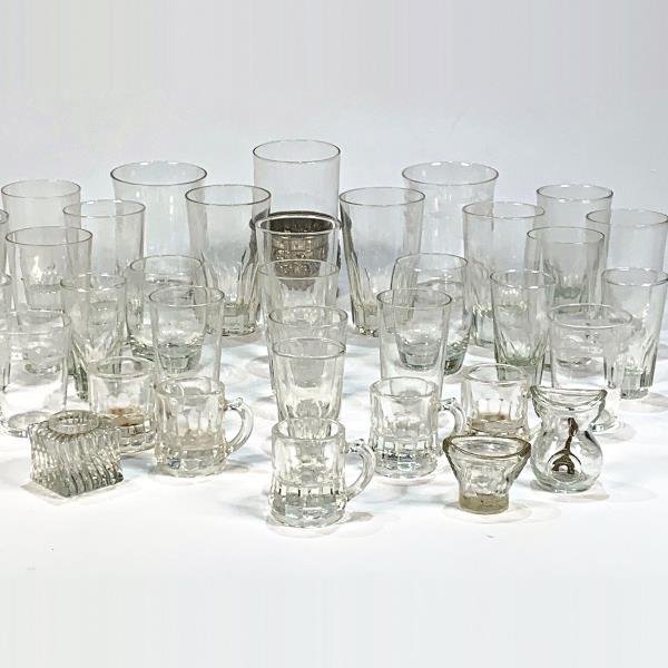Lote de 32 Piezas de Vidrio Hialino: Vasos y Jarritas para Licor