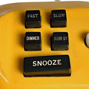 Lámpara de escritorio vintage americana con reloj y función Snooze - imagen 2