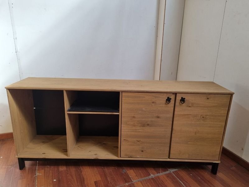 Lote siguiente: Aparador Bajo Buena Capacidad en Madera