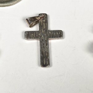 Lote de Cuatro Piezas: Par de Aretes, Medalla, Prendedor de Nácar y Cruz - imagen 3