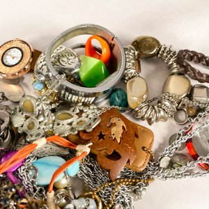 Lote Variado de Bijouterie: Collares, Pulseras, Anillos y Caravanas - imagen 5