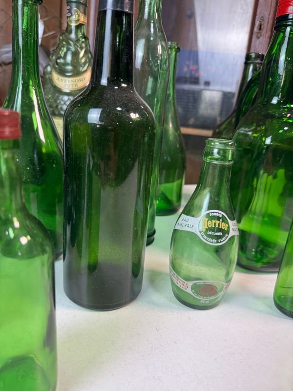 Colección de botellas y vasos de vidrio verde - imagen 12