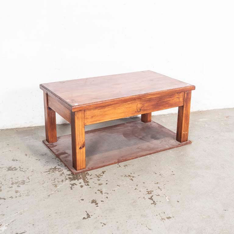 Lote siguiente: Mesa de living de pino con base de MDF