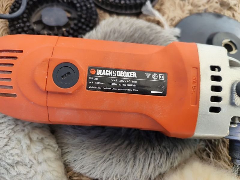 Pulidora BLACK & DECKER Modelo WP1300 de 7 pulgadas con accesorios - imagen 7