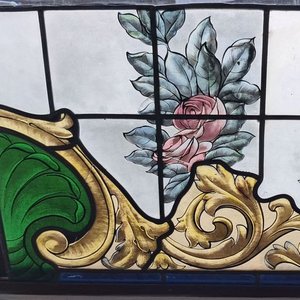 Dos Vitrales Antiguos con Rosas y Detalles Dorados - imagen 9