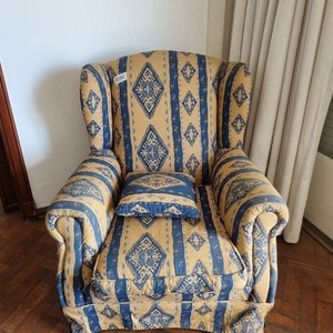Lote anterior: Importante Sillón de Living con Diseño Geométrico en Tela Azul y Beige