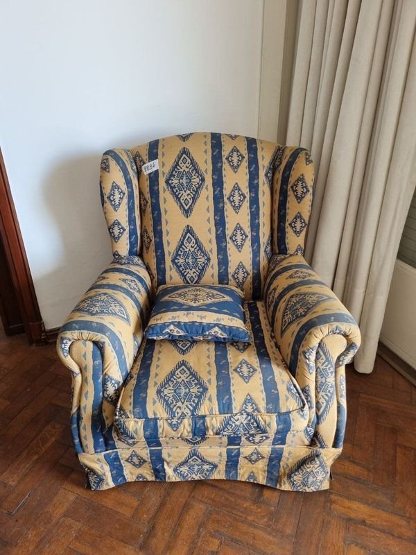 Importante Sillón de Living con Diseño Geométrico en Tela Azul y Beige