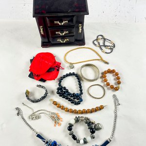 Lote de Joyas: Porta Alhajas, Pulseras y Collares - imagen 2
