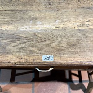 Lote siguiente: Mesita Antigua de Roble con Cajón