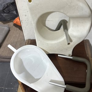 Lote siguiente: Bacinilla Plástica Blanca con Asas Metálicas