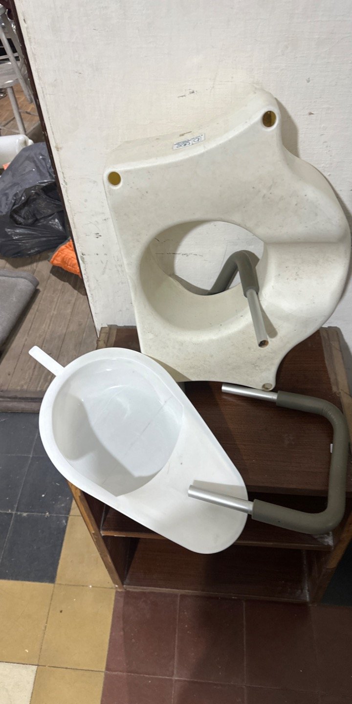 Bacinilla Plástica Blanca con Asas Metálicas