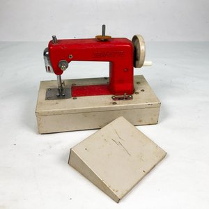 Máquina de Coser Roja "Sen-Ette" con Caja y Pedal - imagen 1