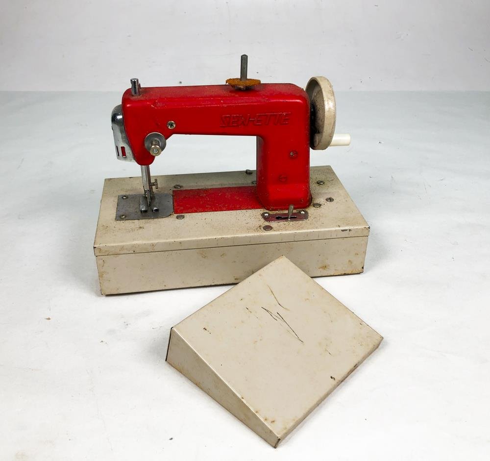 Máquina de Coser Roja "Sen-Ette" con Caja y Pedal