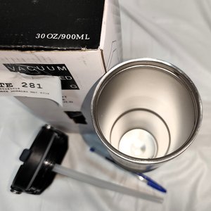 Vaso Térmico de Acero Inoxidable Negro 900ml con Tapa y Pico - imagen 4