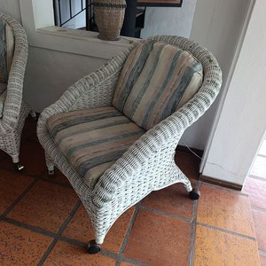 Par de Sillones de Mimbre Blancos con Ruedas y Almohadones Rayados - imagen 3