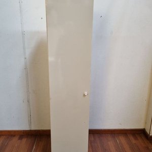 Lote siguiente: Placard Vertical de Melamina con Estantes y Perchas