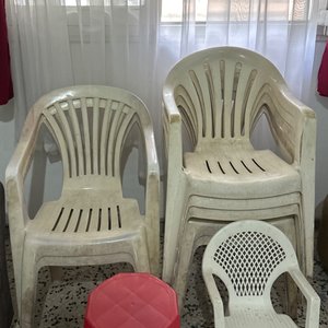 Lote siguiente: Set de 4 Sillas de Plástico Blancas y Rojas y un Banquito