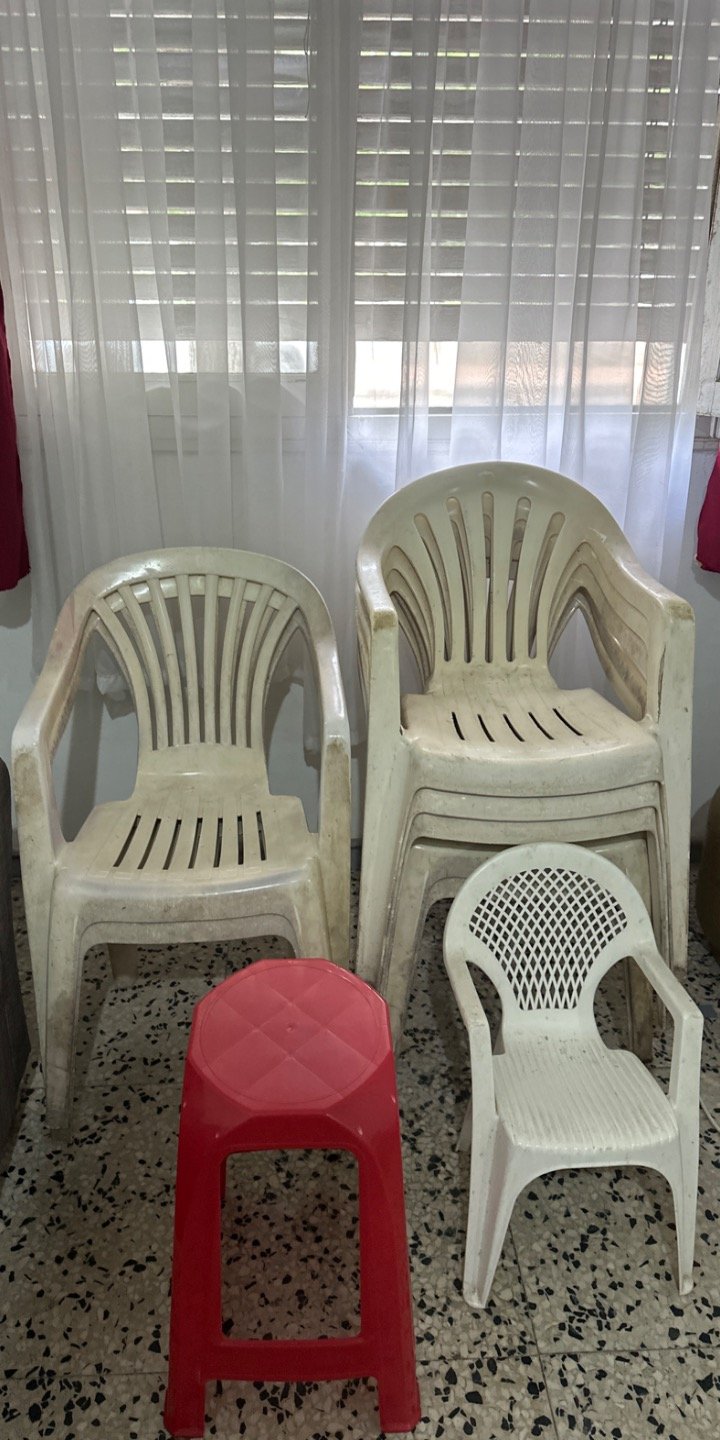 Set de 4 Sillas de Plástico Blancas y Rojas y un Banquito