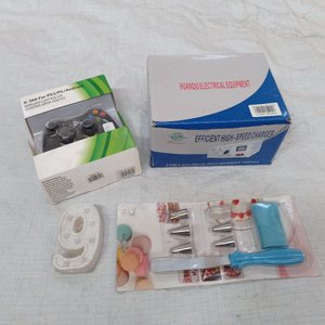 Cuatro piezas: control en caja + cargador de bateria + set de repostería + numero de plástico. - imagen 1