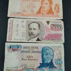 3 Billetes Argentinos Diferentes: 1 Peso, 5000 Australes y 100 Pesos Argentinos - imagen 3
