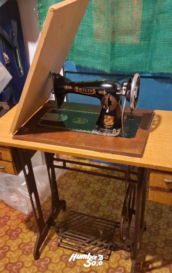 Máquina de coser funcionando