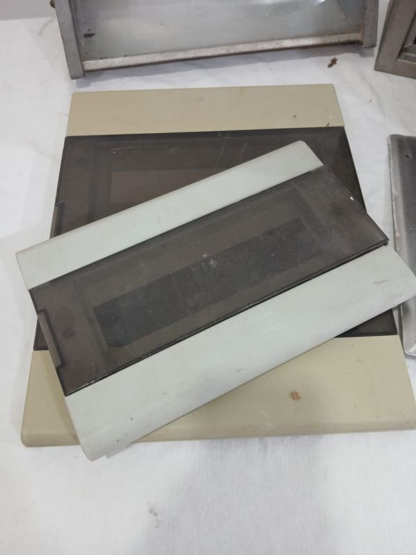 Caja de Llaves Térmicas y Artículos de Electricidad Varios - imagen 1