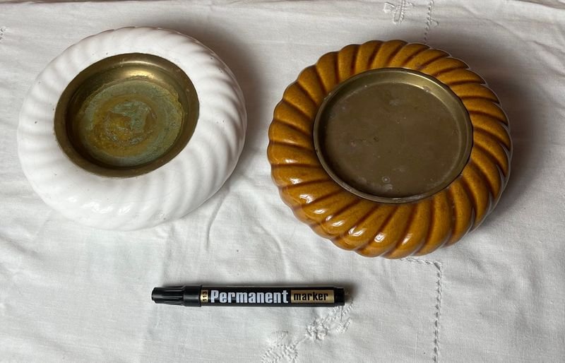 Par de Ceniceros de Loza Vintage, Blanco y Ocre