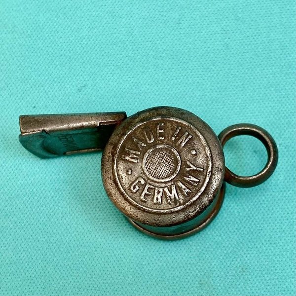 Antiguo silbato en chapa sellado Made In Germany - imagen 1