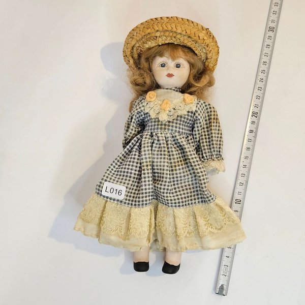 Muñeca de porcelana con sombrero y vestido - imagen 1