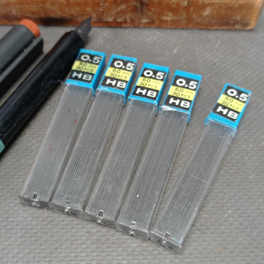 Organizador para escritorio en madera tallada con accesorios - imagen 3