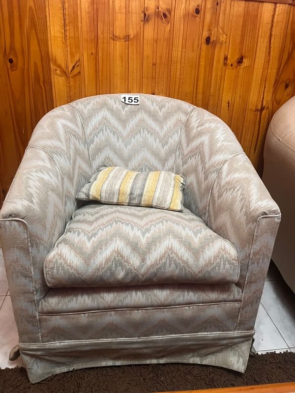 Sofá de diseño con patrón zigzag y almohada estampada