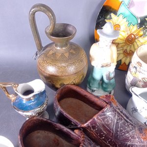 Lote de 20 piezas: par de zapatos de cuero y madera, mates, palmatoria y más - imagen 7
