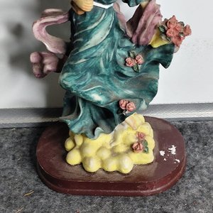 Figura de Ángel en Resina con Base de Madera - imagen 3