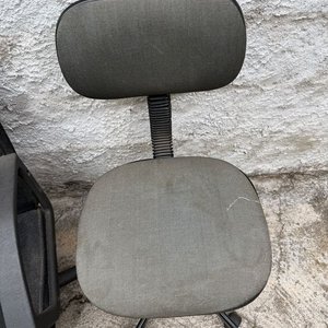 Dos Sillas de Escritorio Negras y Grises con Detalles - imagen 5