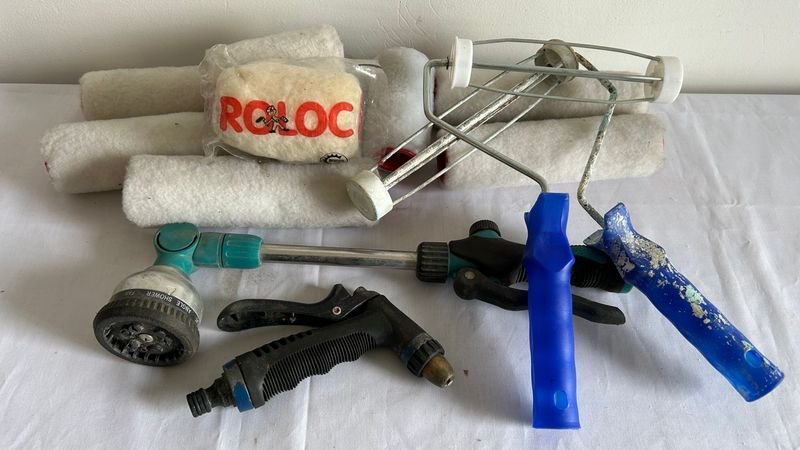 Lote de regadores, rodillos y repuestos
